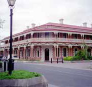 Jens Town Hall Hotel - Holiday Byron Bay