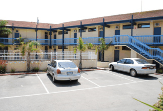 Lakes Central Hotel - Holiday Byron Bay