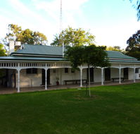 Lake Victoria Station Lodge - Holiday Byron Bay