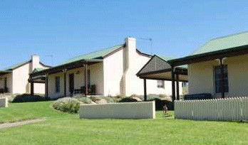 Wagga Wagga Country Cottages - Holiday Byron Bay 1