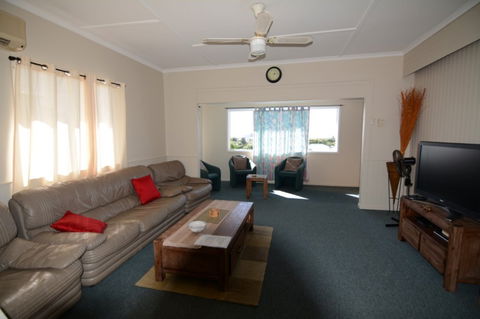 AMELIA STREET GLADSTONE 5 BEDROOMS - Holiday Byron Bay 0