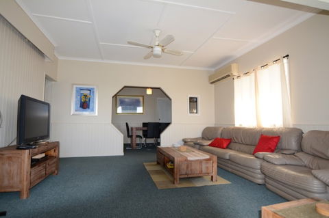 AMELIA STREET GLADSTONE 5 BEDROOMS - Holiday Byron Bay 1