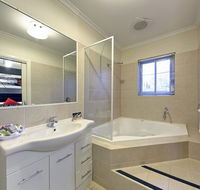 Comfort Inn And Suites Georgian Albury - Holiday Byron Bay