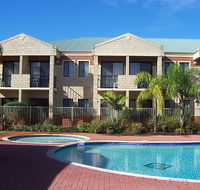Country Comfort Inter City Perth Hotel  Apartments - Holiday Byron Bay