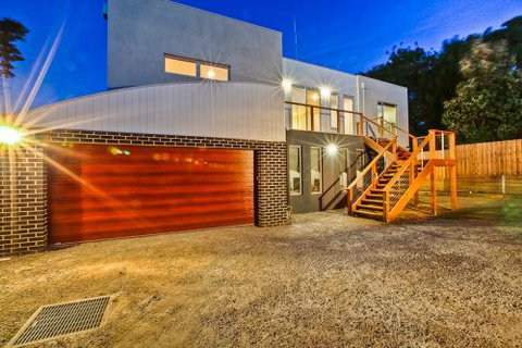 MORNINGTON PENINSULA ACCOMMODATION BEACH HOUSE - Holiday Byron Bay 0