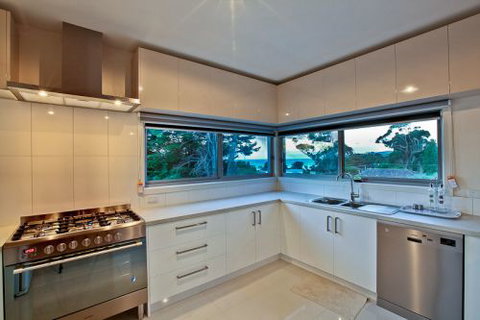 MORNINGTON PENINSULA ACCOMMODATION BEACH HOUSE - Holiday Byron Bay 1