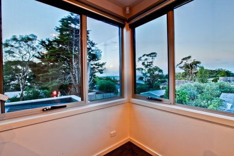 MORNINGTON PENINSULA ACCOMMODATION BEACH HOUSE - Holiday Byron Bay 6