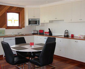 Anchlia Waterfront Cottages - Holiday Byron Bay 2