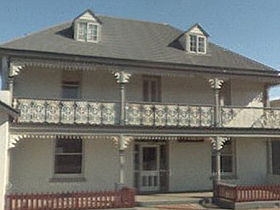 Gray's Hotel - Holiday Byron Bay 0