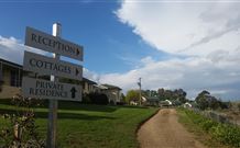 Wagga Wagga Country Cottages - - Holiday Byron Bay 1