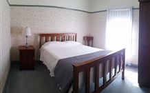 Wagga Wagga Country Cottages - - Holiday Byron Bay 2