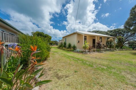 Anderl's Beach Cottage - Holiday Byron Bay 1