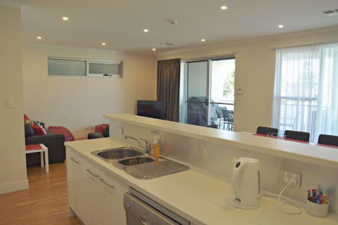 Port Lincoln City Apartment - Holiday Byron Bay 2