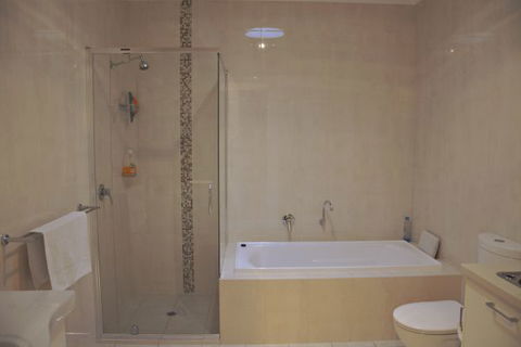 Port Lincoln City Apartment - Holiday Byron Bay 8