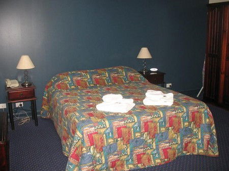 Atherton Hotel - Holiday Byron Bay 2