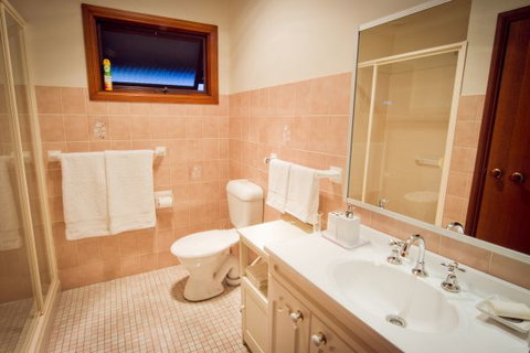 Camden Hillview - Holiday Byron Bay 5