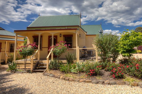 Autumn Affair Cottage 7 - Holiday Byron Bay 0