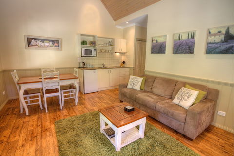 Autumn Affair Cottage 7 - Holiday Byron Bay 1