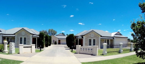 Shamore Apartments - Eleventh Street Mildura - Holiday Byron Bay 0