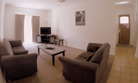 Shamore Apartments - Eleventh Street Mildura - Holiday Byron Bay 2