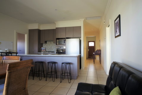 Shamore Apartments - Eleventh Street Mildura - Holiday Byron Bay 3