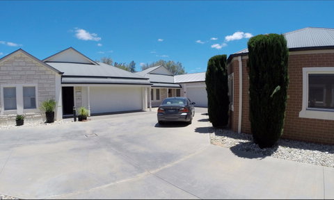 Shamore Apartments - Eleventh Street Mildura - Holiday Byron Bay 6
