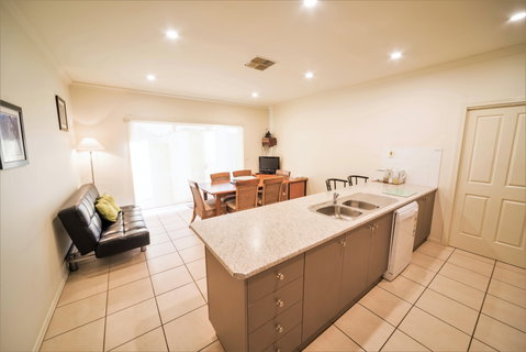 Shamore Apartments - Eleventh Street Mildura - Holiday Byron Bay 8