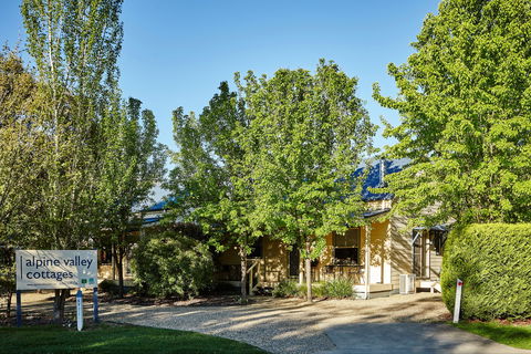 Alpine Valley Cottages - Holiday Byron Bay 1