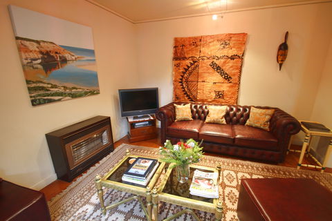 Adelaide Serviced Apartments - William Townhouse - Holiday Byron Bay 0