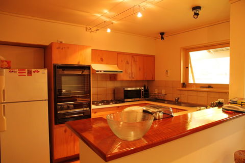 Adelaide Serviced Apartments - William Townhouse - Holiday Byron Bay 1