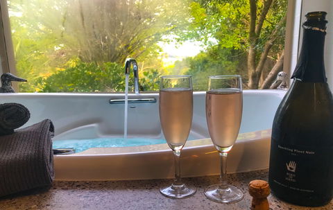 Adelaide Hills Retreats - The Nest - Holiday Byron Bay 0