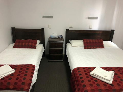 Minlaton Hotel - Holiday Byron Bay 2