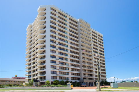 Breakers North - Absolute Beach Front Holiday Apartments - Holiday Byron Bay 1