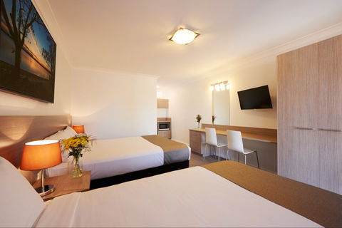 Adelong Motel - Holiday Byron Bay 1
