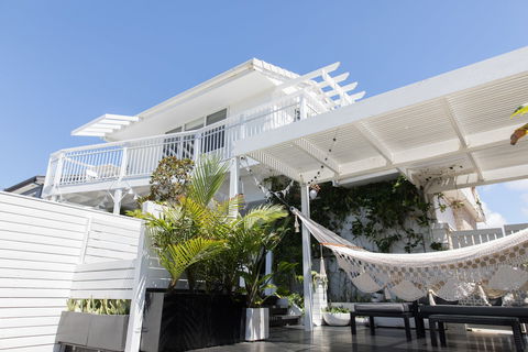 White Beach Cottage - The Perfect Beach Getaway - Holiday Byron Bay 0
