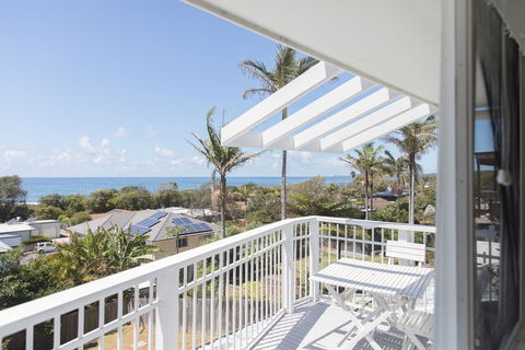 White Beach Cottage - The Perfect Beach Getaway - Holiday Byron Bay 1