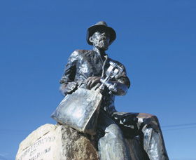 Paddy Hannans Statue - Holiday Byron Bay 0
