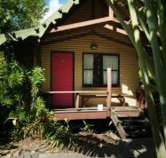 Magnum's Backpackers Bar - Holiday Byron Bay