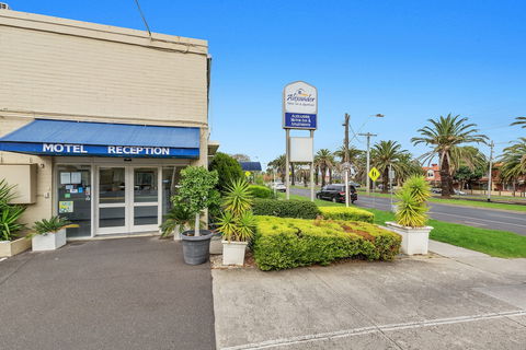 Alexander Motor Inn & Apartments - Holiday Byron Bay 0