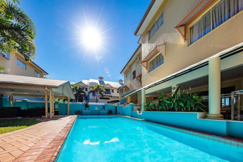Cairns Queens Court - Holiday Byron Bay 3