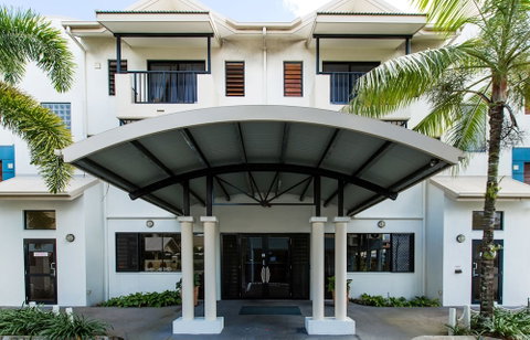Cairns Queens Court - Holiday Byron Bay 1