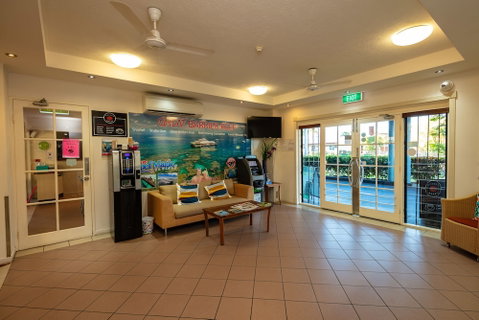 Cairns Queens Court - Holiday Byron Bay 0