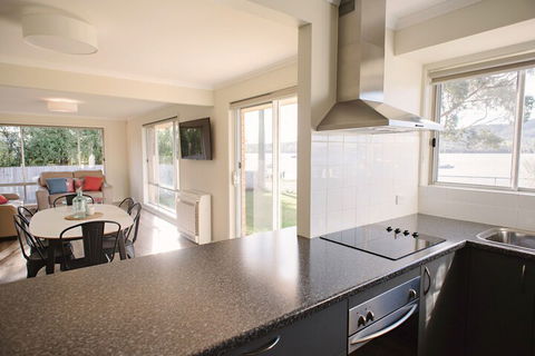 Waterfront Holiday Home Esplanade 54 - Holiday Byron Bay 4