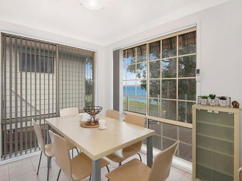 Toukley Lake House - Holiday Byron Bay 0