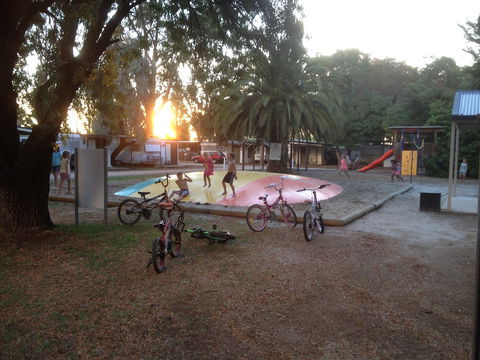 Nagambie Caravan Park & Motel - Holiday Byron Bay 1