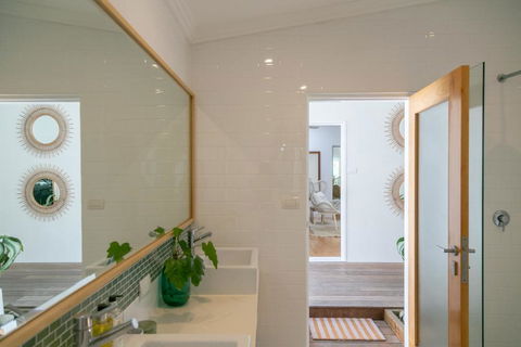 Pineapple Petes Beach House - Holiday Byron Bay 1