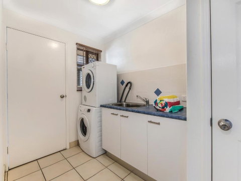 Coolum Waves Pet Friendly Holiday House - Holiday Byron Bay 4