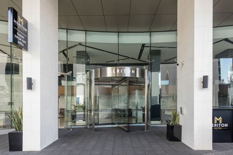 Meriton Suites Mascot Central - Holiday Byron Bay 1