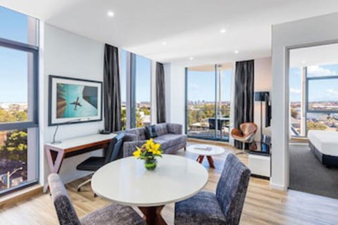 Meriton Suites Mascot Central - Holiday Byron Bay 0