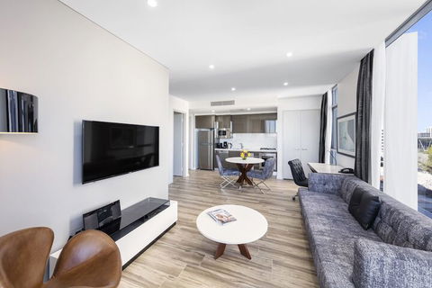 Meriton Suites Mascot Central - Holiday Byron Bay 7